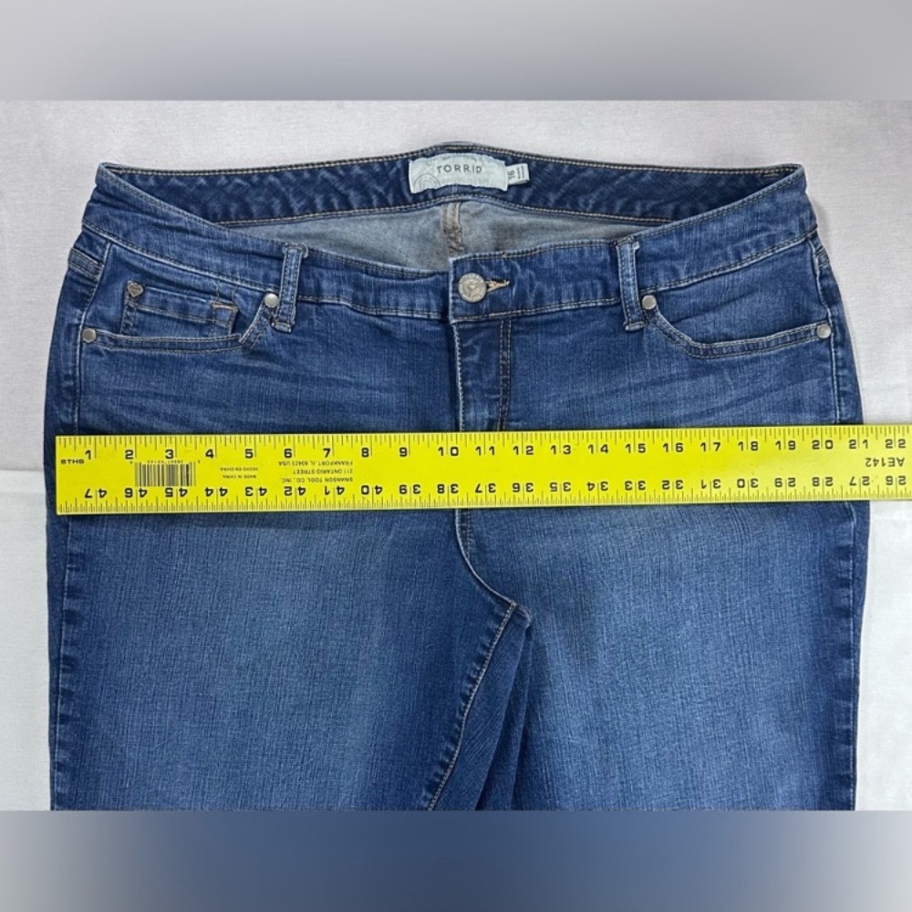 Torrid Womens Size 16 Cropped Jeans Dark Wash Raw Hem Stretch Denim - Picture 15 of 15